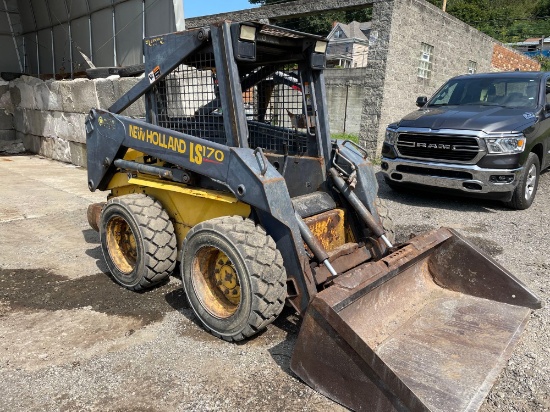 New Holland LS170 skid steer with 66in quick tack bucket