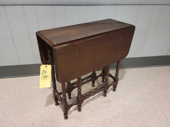 Small drop leaf gate leg table