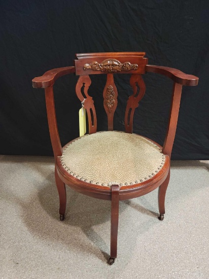 Hip hugging corner chair with upholstered seat and carvings