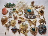 Vintage costume jewelry lot: pins, some signed!