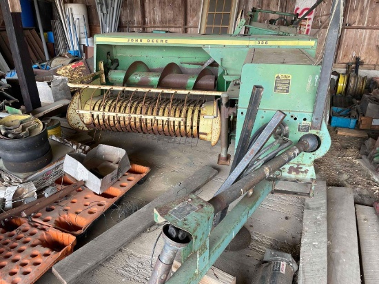 JD 336 square baler with pan kicker