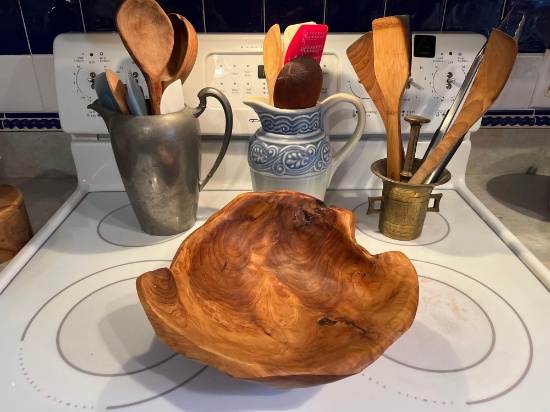 utensil holders, wood bowl