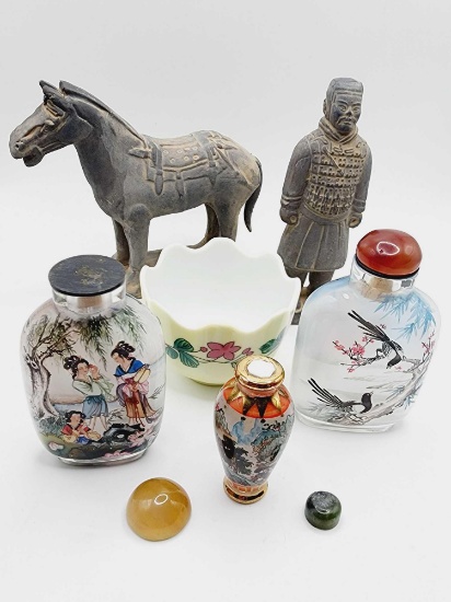 Chinese lot: snuff bottles and clay figures