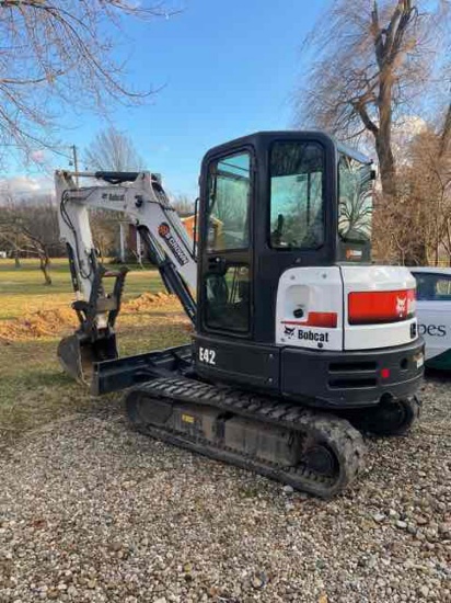 Bobcat E42 Mini Excavator, 1 owner, hydraulic thumb, 12in 24in 36in buckets, 834 Hours, deluxe cab,