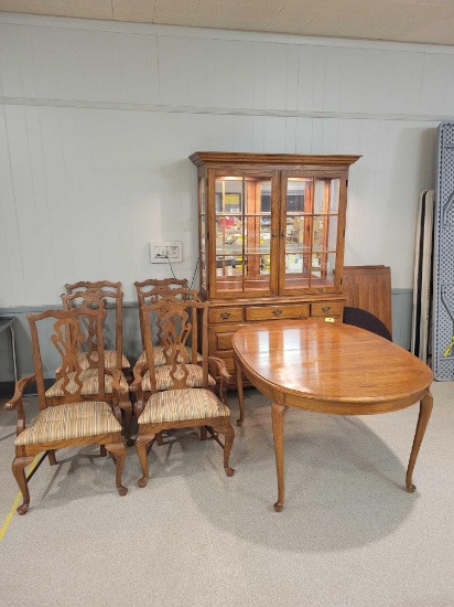 Thomasville dining room suite, includes table with 6 chairs and 2 extra leaves, 2 piece lighted