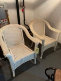 2 wicker chairs, white
