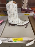 Ladies boots size 7 1/2.
