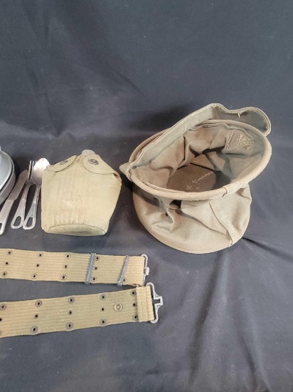 US WWII WW2 Soldier Group shovel cover mess kit belt canteen with cover and horse feed bag