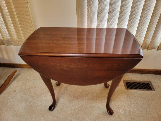 Mahogany drop leave end table with spinning top