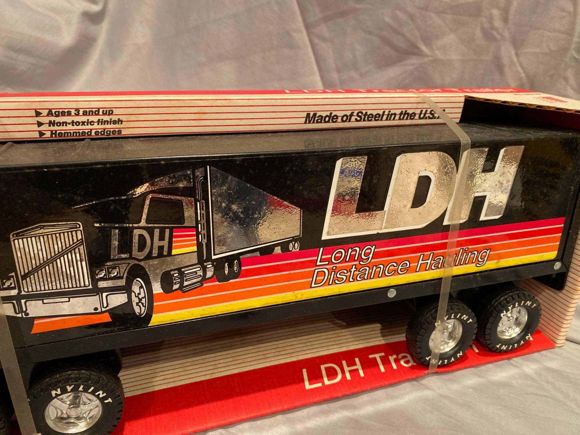 予約販売 Nylint LDH Proxibid | trailer tractor ミニカー