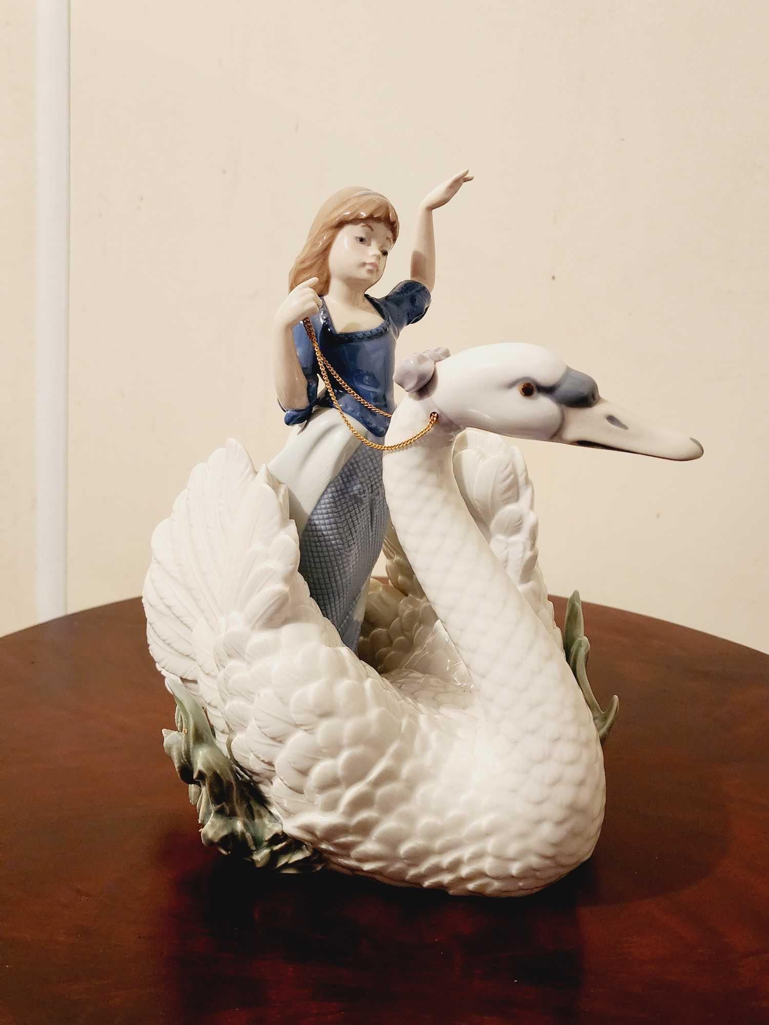 リヤドロ Nao by Lladro Collectible Porcelain Figurine: TRULY IN