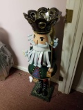 Metal nutcracker