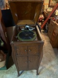 Victor VV-X Phonograph with extra needles and records, operational
