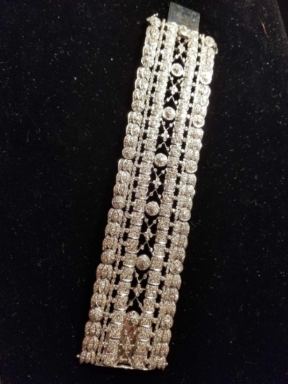 18k ladies diamond link bracelet, 6 3/4in long x 1.5 in wide.