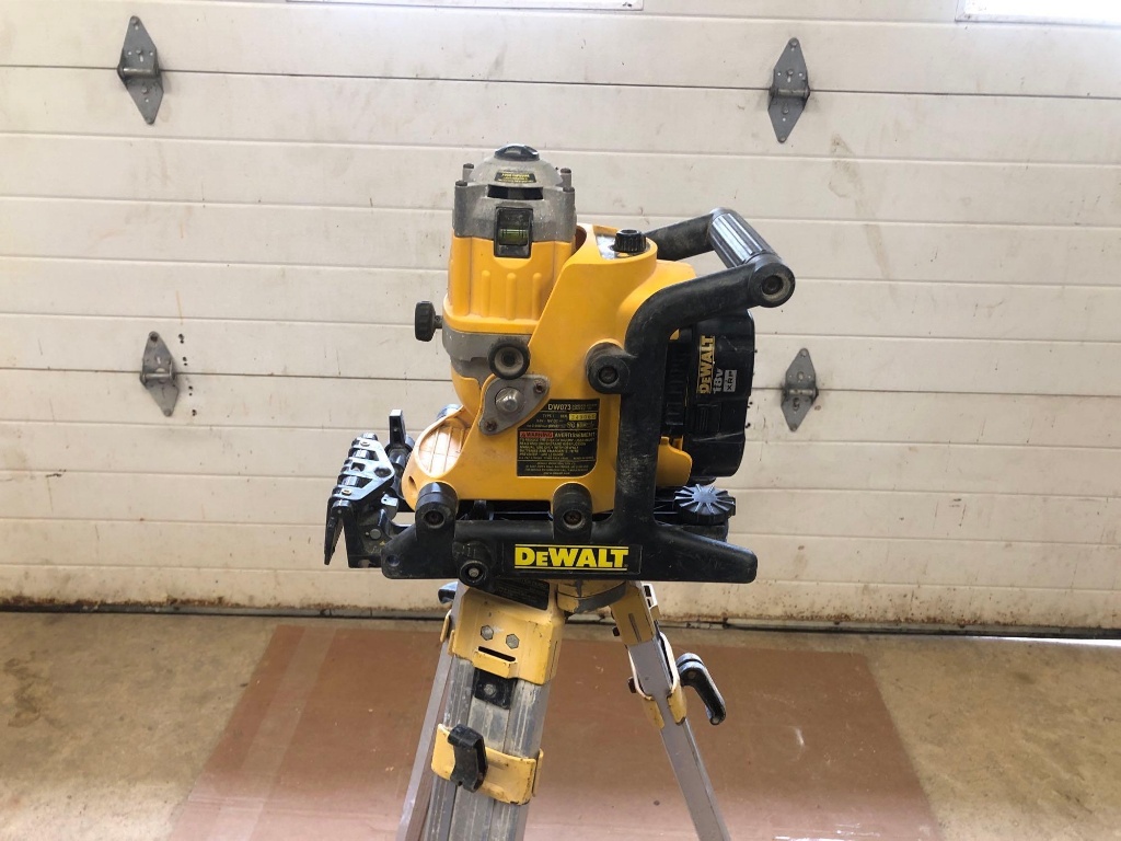 Dewalt DW073 cordless rotary level, stand and stick | Online Auctions |  Proxibid