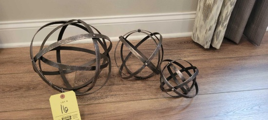 Graduated set of 3 metal spheres