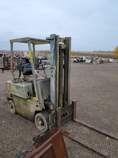 Clark LP forklift (runs good, no tank,weak battery) shows 3,160hrs
