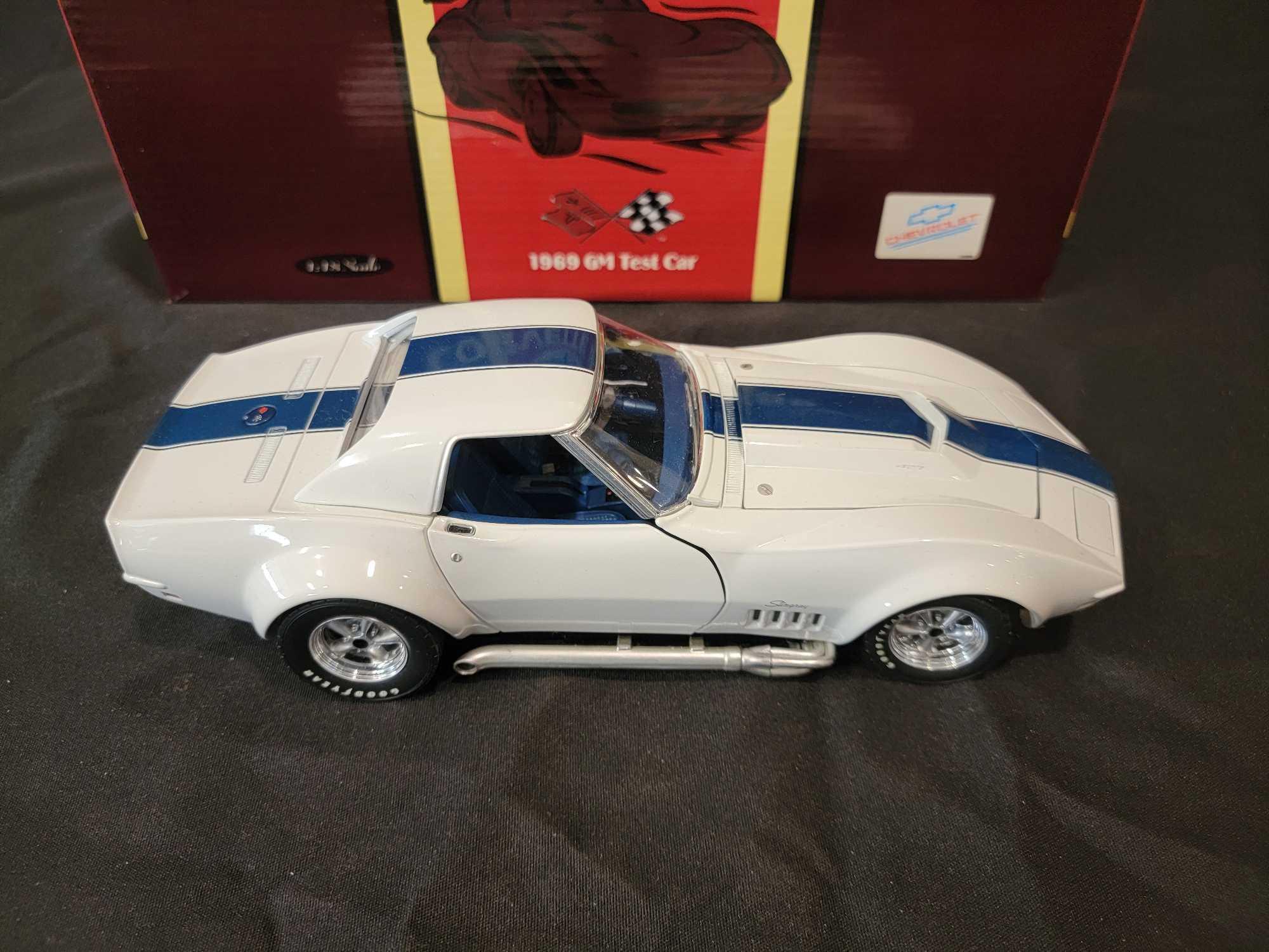 ミニカー 1/18 CORVETTE L-88 1969 GM Test Car 1:18 Chevrolet Corvette L-88 -- White 1969 GM Test Car -- Carousel 1 #