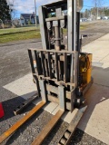 Prime mover electric forklift with charger, runs