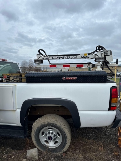 2005 GMC Sierra valve turning truck ( mounted ) 4 WD, RUNNING , needs battery