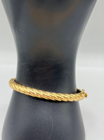 18k gold bracelet marked 750 15 DWT