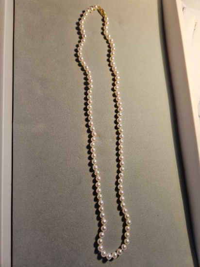 Pearl necklace with 14k clasp, 22in long