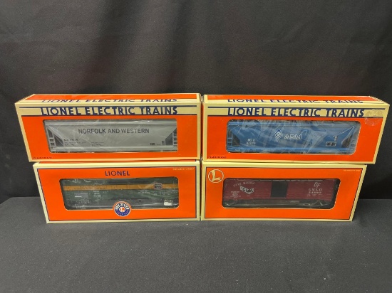 (4) Lionel Assorted Hopper and Reefer Cars
