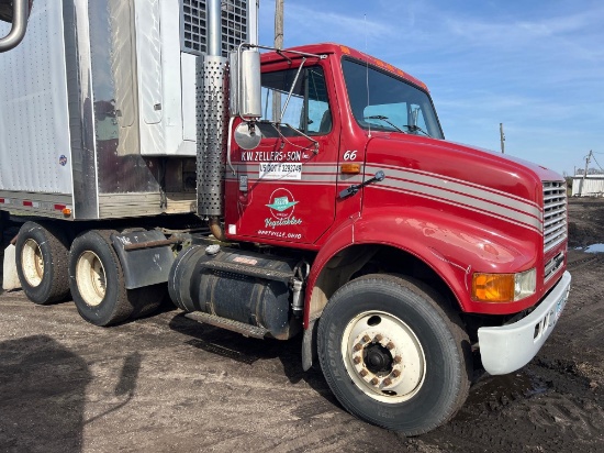 1994 International Model 8100 Semi Tractor Daycab