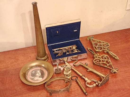 Old brass lot: trivets, fire hose nozzle, box, keys