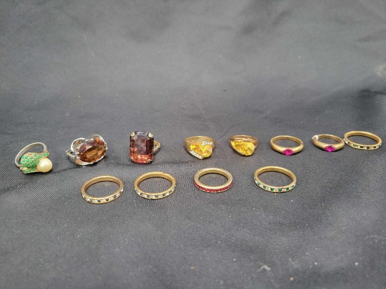 Group of costume jewelry rings