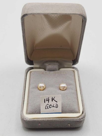 Vintage 14k gold pearl stud earrings