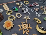 Lot of vintage and modern costume jewelry, brooches, clip earrings, necklaces and more