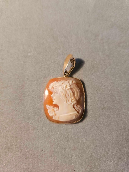 14k gold Italian carved shell cameo pendent