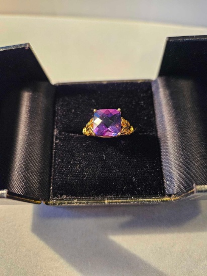 Marked 18k gold and cushion cut Amethyst ring