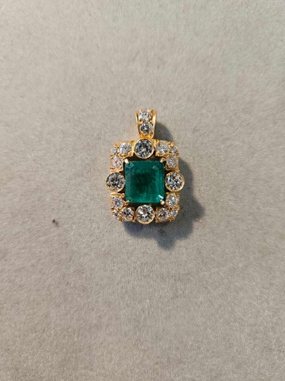 Lady's 18k yellow gold pendant with an imitation emerald