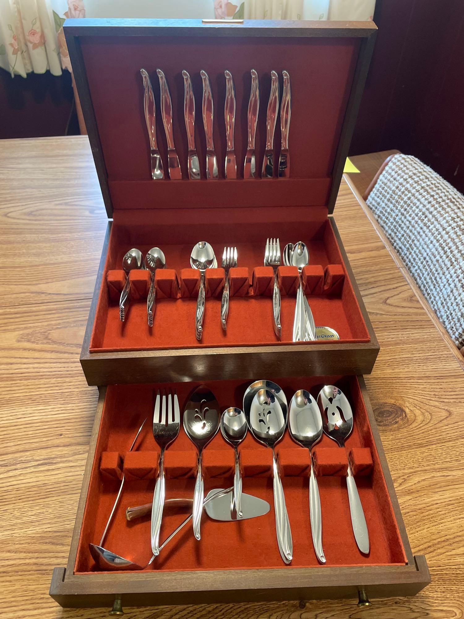 Oneida flatware, service for 8 with extras Proxibid