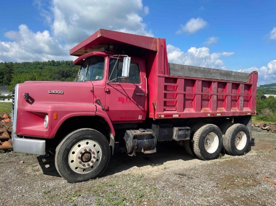 1987 Ford L9000 dump truck