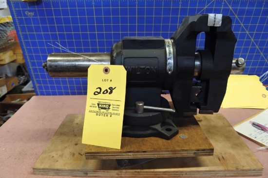 Wilton swivel and rotating jaws bench vise