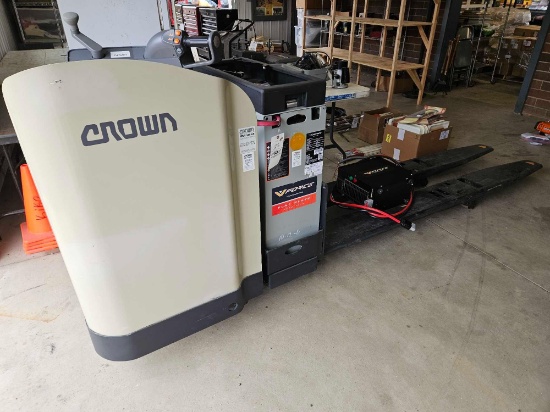 Crown electric lift truck with charger, runs
