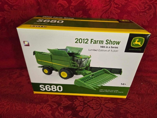 John Deere S680 Combine 1/64