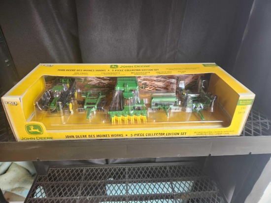 Ertl 1/64 John Deere Des Moines Works set Bid x2