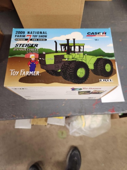 Ertl 1/32 Steiger KM-325 2009 National Farm Toy Show