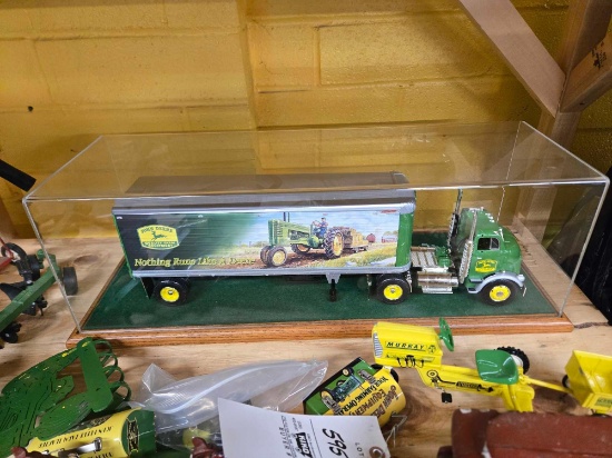 John Deere GMC Diesel 950 with Great Dane Trailer in Case