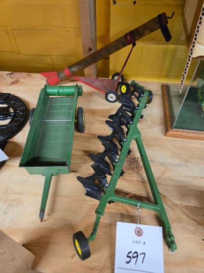 John Deere 6 bottom plow, Manure spreader, Tru scale auger