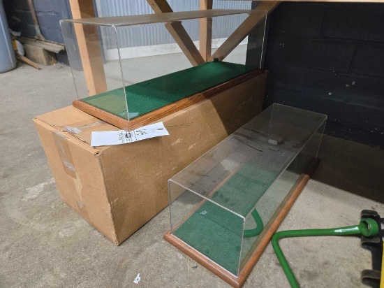 2 Plexiglass show cases