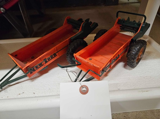 Early New Idea manure spreaders, plastic, bid x 2