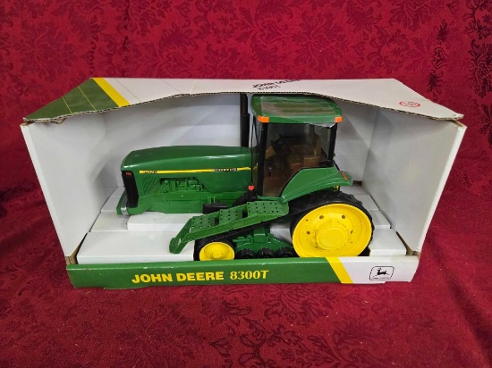 John Deere 8300T 1/16
