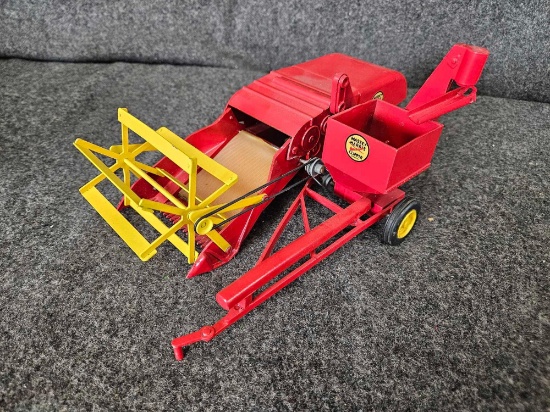 Massey Harris Clipper Pull Type Combine by Reuhl 1/16