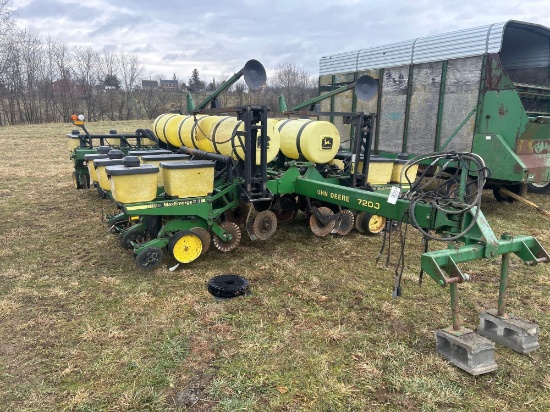 John Deere 7200 conservation 12 row vacuum corn planter