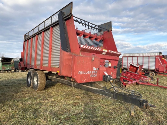 Miller Pro 5300 silage trailer tandem, rear/front unload
